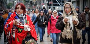 dos mujeres abrigadas tomando una bebida caliente por un frente frío en méxico