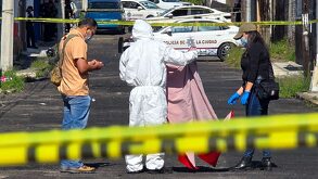 Peritos durante levantamiento de cuerpo en colonia El Carmen de Puebla.