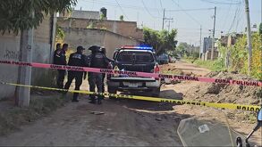 Patrullas de la Policía Municipal de El Salto acordonaron la zona donde se encontró el cuerpo de la mujer