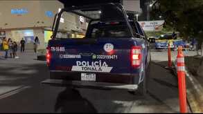 Patrulla de la policía municipal en Plaza Altea de Tonalá.