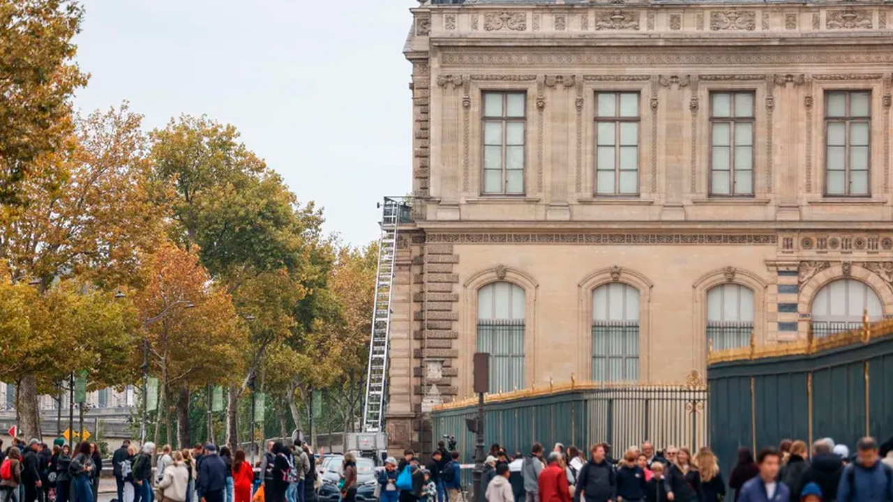 Tres ladrones asaltaron el Museo del Louvre usando escalera y grúa, robando joyas de la Galería Apolo. Huyeron en motos y dejaron una pieza recuperada.