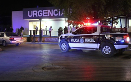 Unidad de Policía Municipal de Lerdo de noche a las afueras de un hospital.