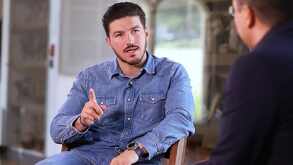 Samuel García hablando en entrevista en programa Cambios.
