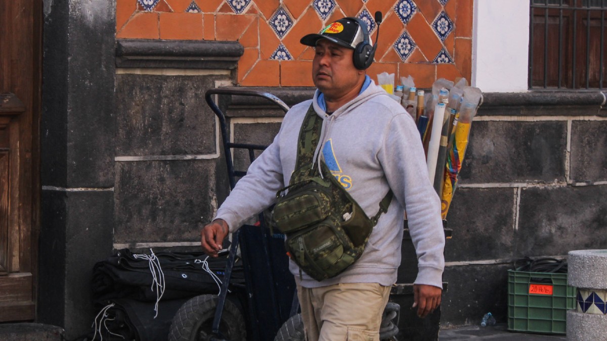 Hombre caminando rumbo a su trabajo en calles de Puebla capital. Hombre caminando rumbo a su trabajo en calles de Puebla capital.