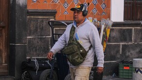 Hombre caminando rumbo a su trabajo en calles de Puebla capital.