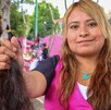 Mujer con cabello donado para el Trenzatón en Edomex Mujer con cabello donado para el Trenzatón en Edomex