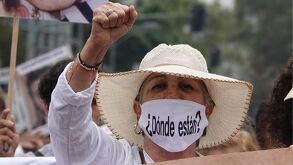 Mujer exige justicia por personas desaparecidas con un cubrebocas que dice ¿Dónde están?