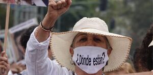 Mujer exige justicia por personas desaparecidas con un cubrebocas que dice ¿Dónde están?