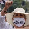 Mujer exige justicia por personas desaparecidas con un cubrebocas que dice ¿Dónde están?