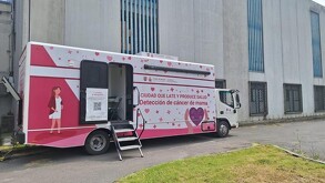 Unidad móvil de atención para mujeres que se realizan mastografías gratuitas en la Ciudad de México.