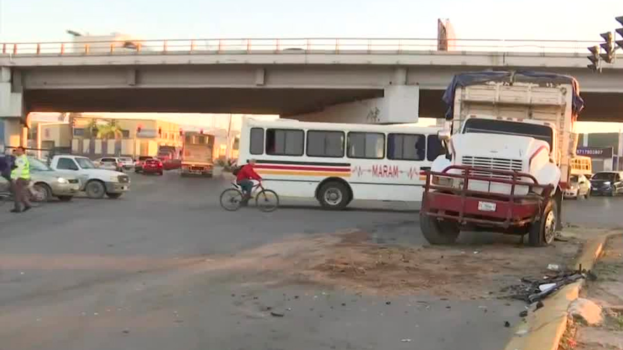 Las autoridades presumen que el accidente fue causado por exceso de velocidad y porque el conductor del sedán se encontraba bajo los efectos del alcohol.