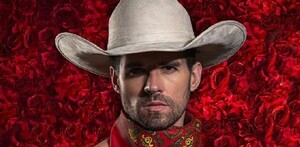 Fotografía del actor Eleazar Gómez posando con sombrero