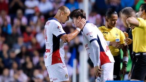 Javier Hernández dando el relevo en la delantera de Chivas a Armando 'Hormiga' González.