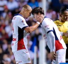 Javier Hernández dando el relevo en la delantera de Chivas a Armando 'Hormiga' González.