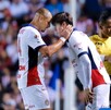 Javier Hernández dando el relevo en la delantera de Chivas a Armando 'Hormiga' González.