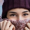 Mujer en clima frío en Monterrey cubierta con una bufanda en primer plano. Mujer en clima frío en Monterrey cubierta con una bufanda en primer plano.
