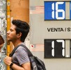 Gente caminando frente a un banco de cambio. Gente caminando frente a un banco de cambio.