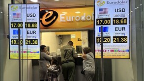 Entrada de un banco de compra y venta de dólares.