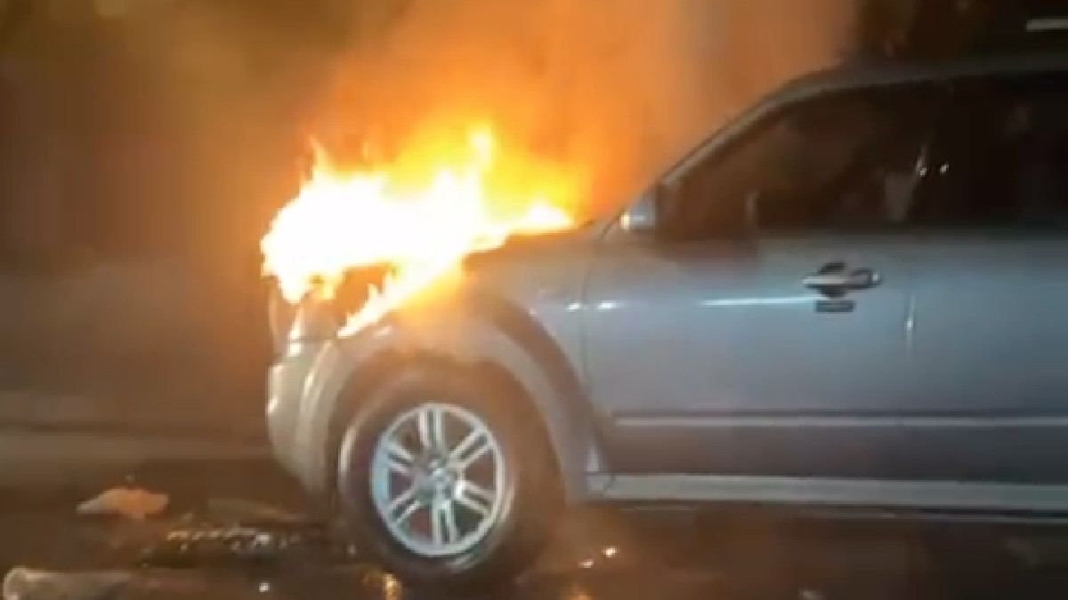 Camioneta en llamas por incendio en motor en colonia Cerro de la Cruz de Torreón Camioneta en llamas por incendio en motor en colonia Cerro de la Cruz de Torreón