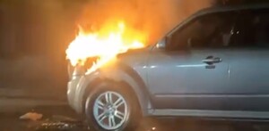 Camioneta en llamas por incendio en motor en colonia Cerro de la Cruz de Torreón
