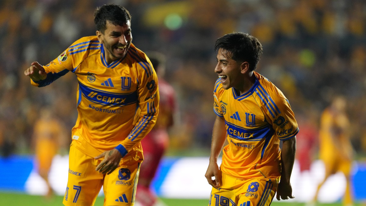 Ángel Correa y 'Chicha' Sánchez festejando un gol del juvenil mexicano en el partido de Tigres contra Necaxa. Ángel Correa y 'Chicha' Sánchez festejando un gol del juvenil mexicano en el partido de Tigres contra Necaxa.