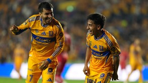 Ángel Correa y 'Chicha' Sánchez festejando un gol del juvenil mexicano en el partido de Tigres contra Necaxa.