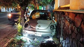 Beetle es abandonado en Guadalajara luego de ser chocado