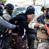 agentes de la policía detienen a un hombre en una protesta por la inmigración en estados unidos agentes de la policía detienen a un hombre en una protesta por la inmigración en estados unidos