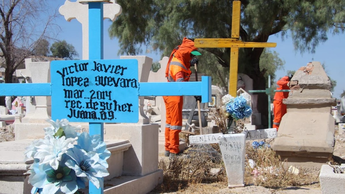 Panteón en Torreón, lápidas, adornos y mantenimiento realizado por el Día de Muertos.