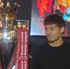 David Silva junto al trofeo de la Premier League que llegó a levantar en su carrera como jugador.