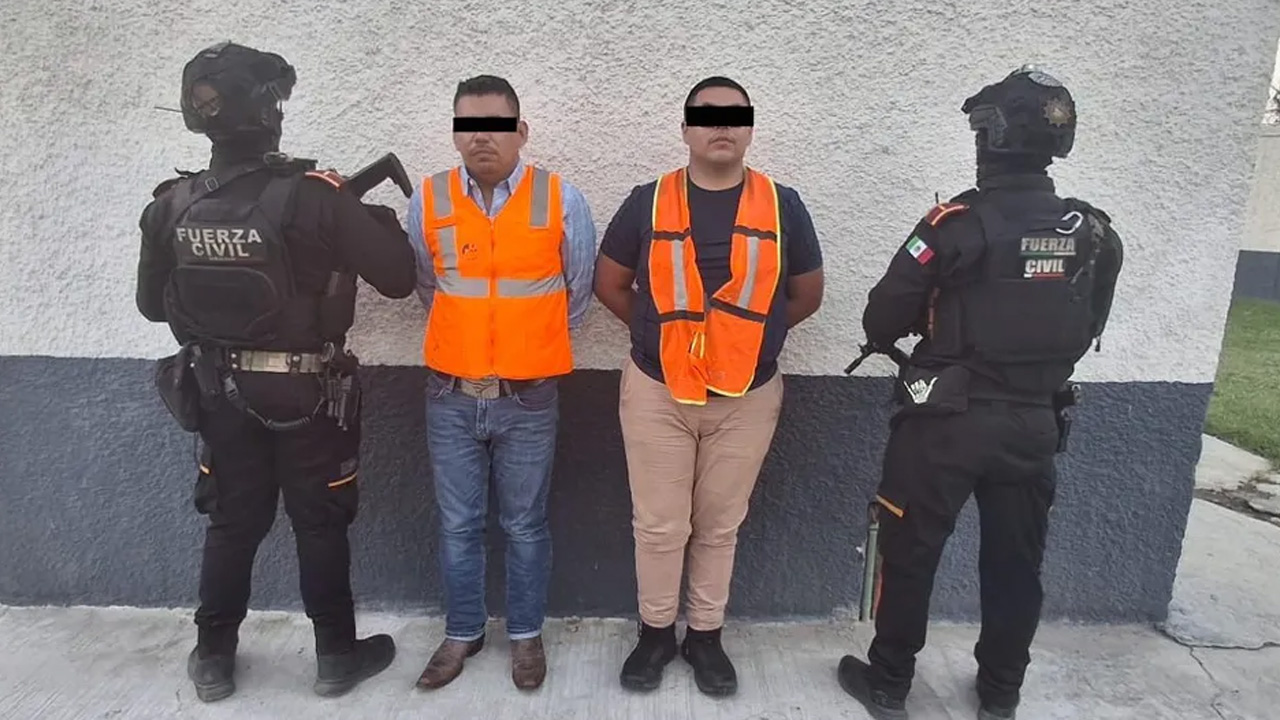Elementos de Fuerza Civil detuvieron a dos hombres en Anáhuac, Nuevo León, tras hallar 308 mil pesos en efectivo dentro de su vehículo.