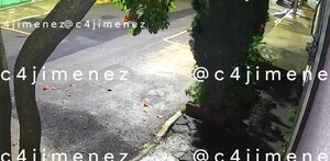 Cámaras de seguridad captan el momento en el que dos extorsionadores disparan contra una casa en Iztapalapa.