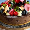 Pastel decorado con frutas y chocolate Pastel decorado con frutas y chocolate