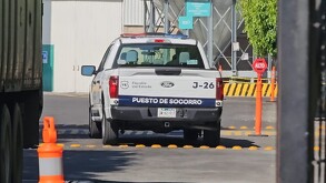Patrulla de la Fiscalía de Jalisco del área del puesto de socorros entrando a la fábrica donde murió el trabajador