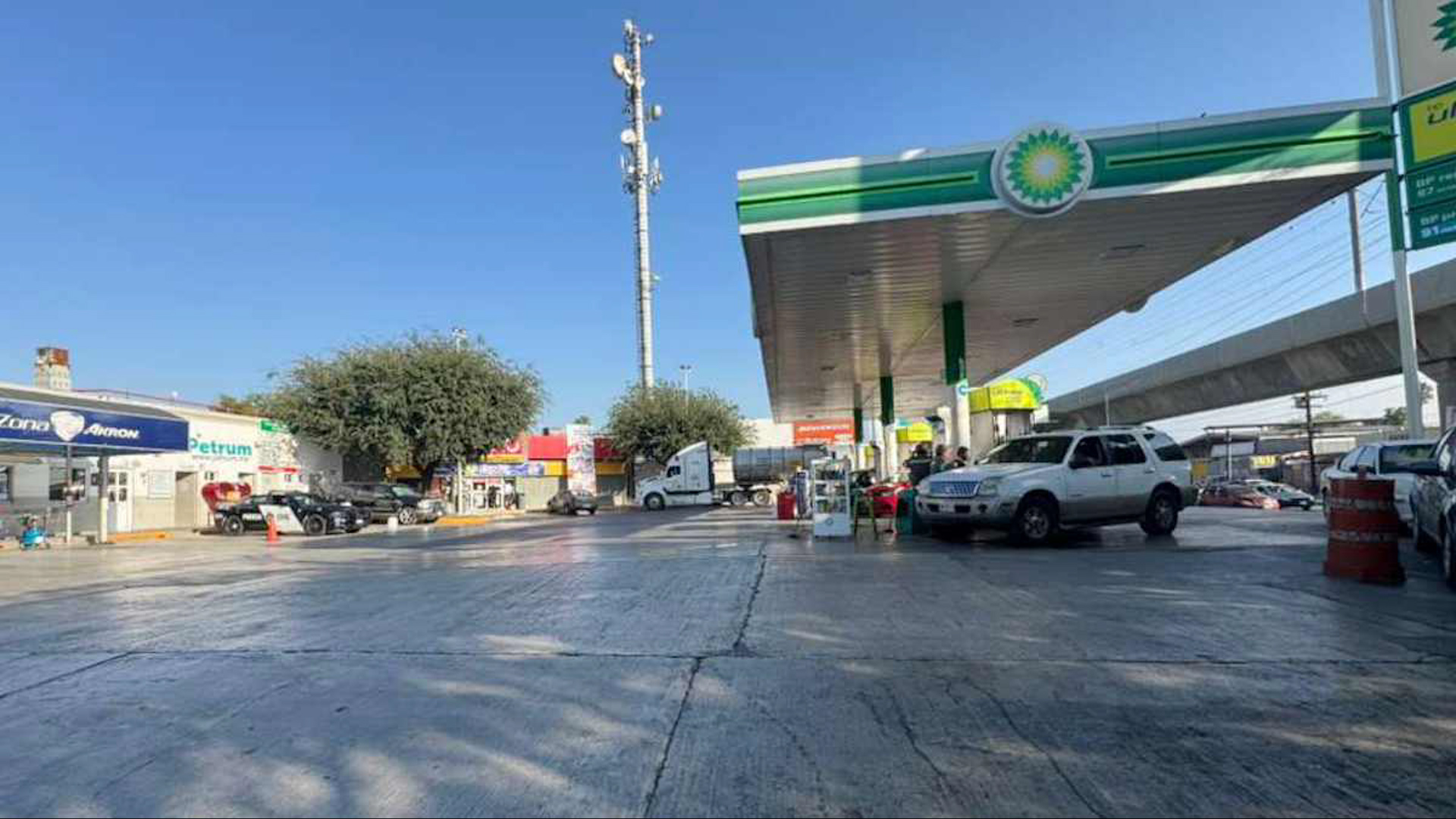 El asalto ocurrió en una gasolinera ubicada en el cruce de las calles San Bernabé y la avenida Rodrigo Gómez en la colonia Morelos.