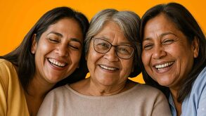 3 mujeres de Nuevo León de diferentes edades abrazadas y felices por recibir el nuevo apoyo Ayudamos a las mujeres
