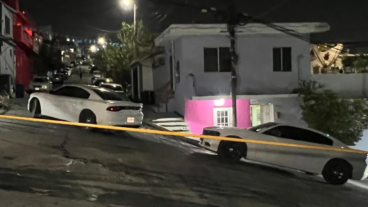 Elementos de la Agencia Estatal de Investigaciones catearon dos domicilios en Monterrey relacionados con narcomenudeo.