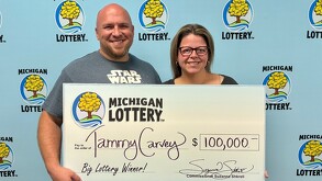 Tammy Carvey, ganadora de premio de la lotería de Michigan junto a su pareja.