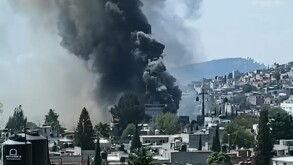 El incendio en una fábrica de colchones en Ecatepec generó una gran columna de humo