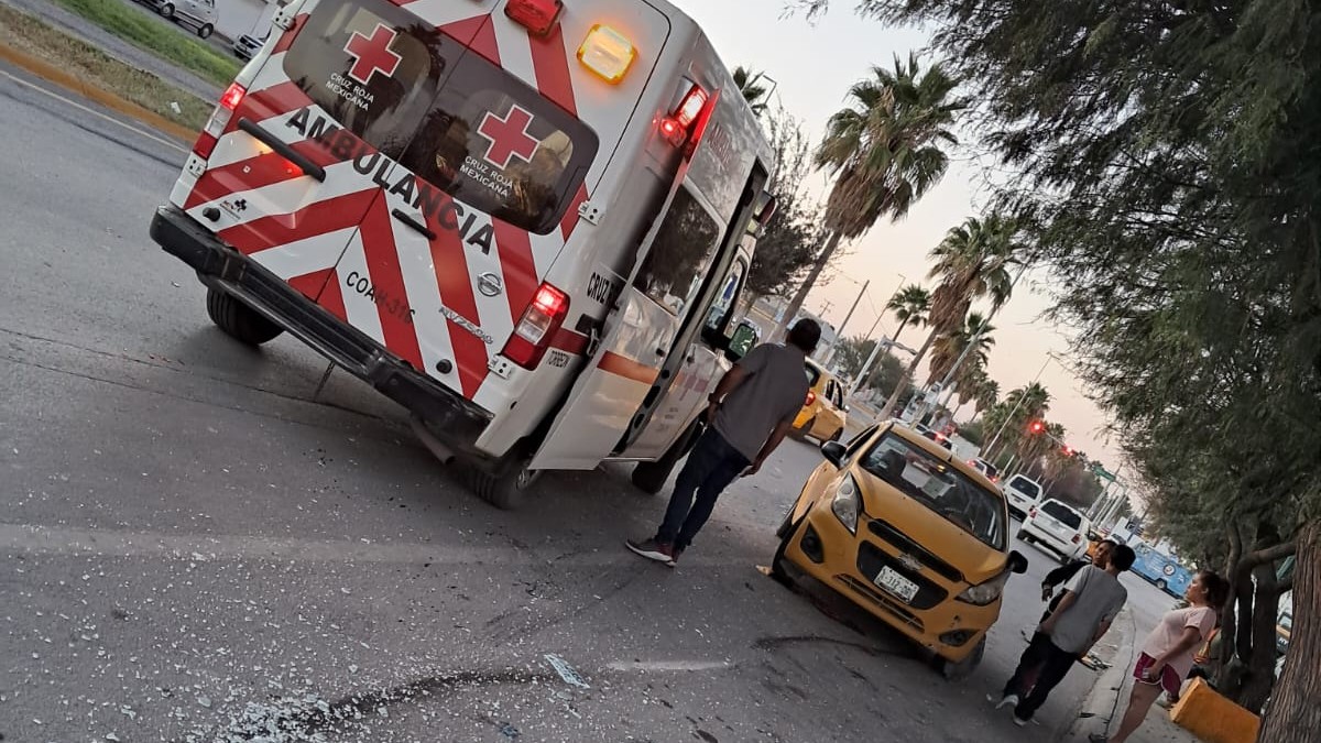 Unidad de taxi que fue chocada por una camioneta en Torreón mientras esperaba un pedido de carnitas. Unidad de taxi que fue chocada por una camioneta en Torreón mientras esperaba un pedido de carnitas.