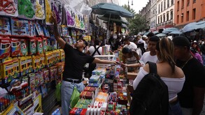 Gente comprando en el Centro Histórico de la Ciudad de México al aire libre.
