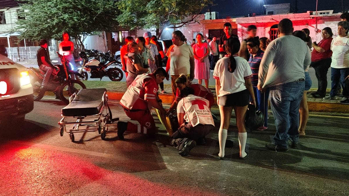 Hombre lesionado siendo atendidos por paramédicos de Cruz Roja Mexicana en Torreón durante la madrugada. Hombre lesionado siendo atendidos por paramédicos de Cruz Roja Mexicana en Torreón durante la madrugada.