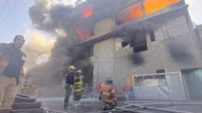 Edificio ocupado como fabrica de colchones en Ecatepec es consumida por el fuego  mientras bomberos se encuentra en la zona
