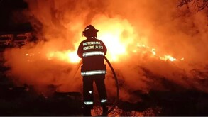 Elemento de Protección Civil y Bomberos de Jalisco apagando el incendio de un vehículo
