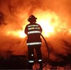 Elemento de Protección Civil y Bomberos de Jalisco apagando el incendio de un vehículo Elemento de Protección Civil y Bomberos de Jalisco apagando el incendio de un vehículo