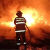 Elemento de Protección Civil y Bomberos de Jalisco apagando el incendio de un vehículo Elemento de Protección Civil y Bomberos de Jalisco apagando el incendio de un vehículo