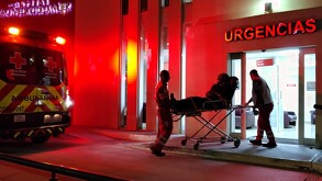 Ambulancia y un hombre gravemente herido entrando a urgencias en Torreón.