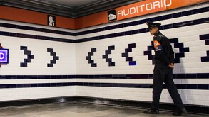 Policía caminando por el andén del Metro Auditorio tras el desalojo de personas.