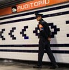 Policía caminando por el andén del Metro Auditorio tras el desalojo de personas. Policía caminando por el andén del Metro Auditorio tras el desalojo de personas.