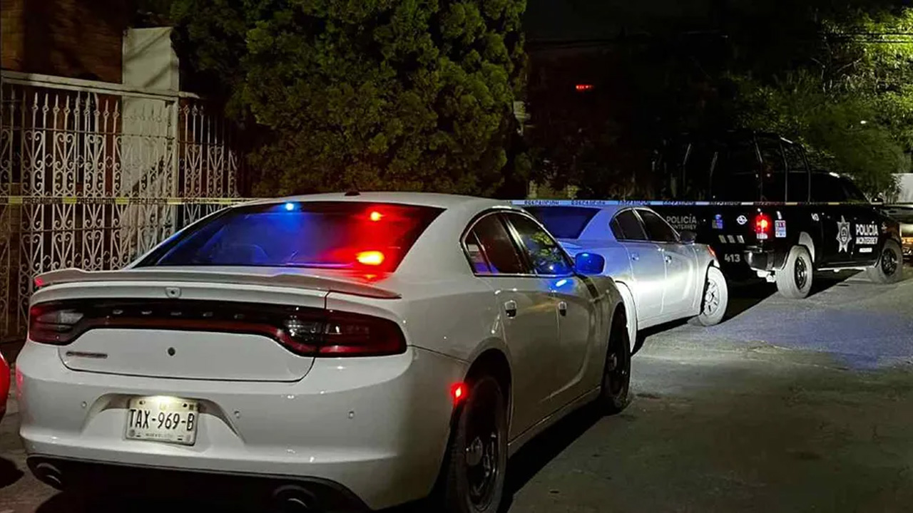 Un joven murió tras ser atacado a balazos por un desconocido que logró escapar, en calles de la colonia Real de Cumbres, en Monterrey, Nuevo León.